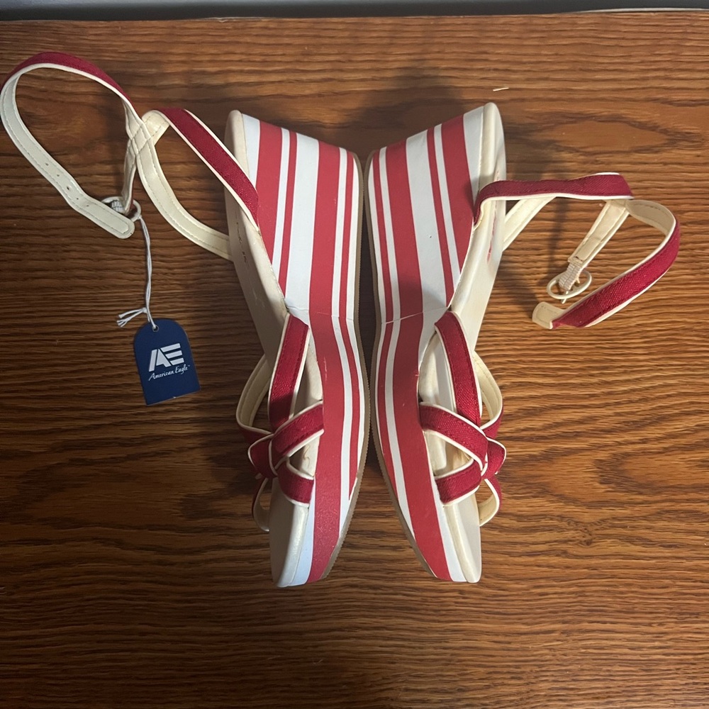 American Eagle Outfitters Red and Cream Women's Sandals. Size 7 - Picture 2 of 4